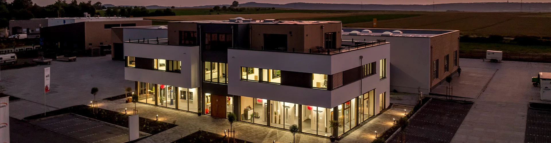 Verwaltungsgebäude Rhiel Fenster + Türen